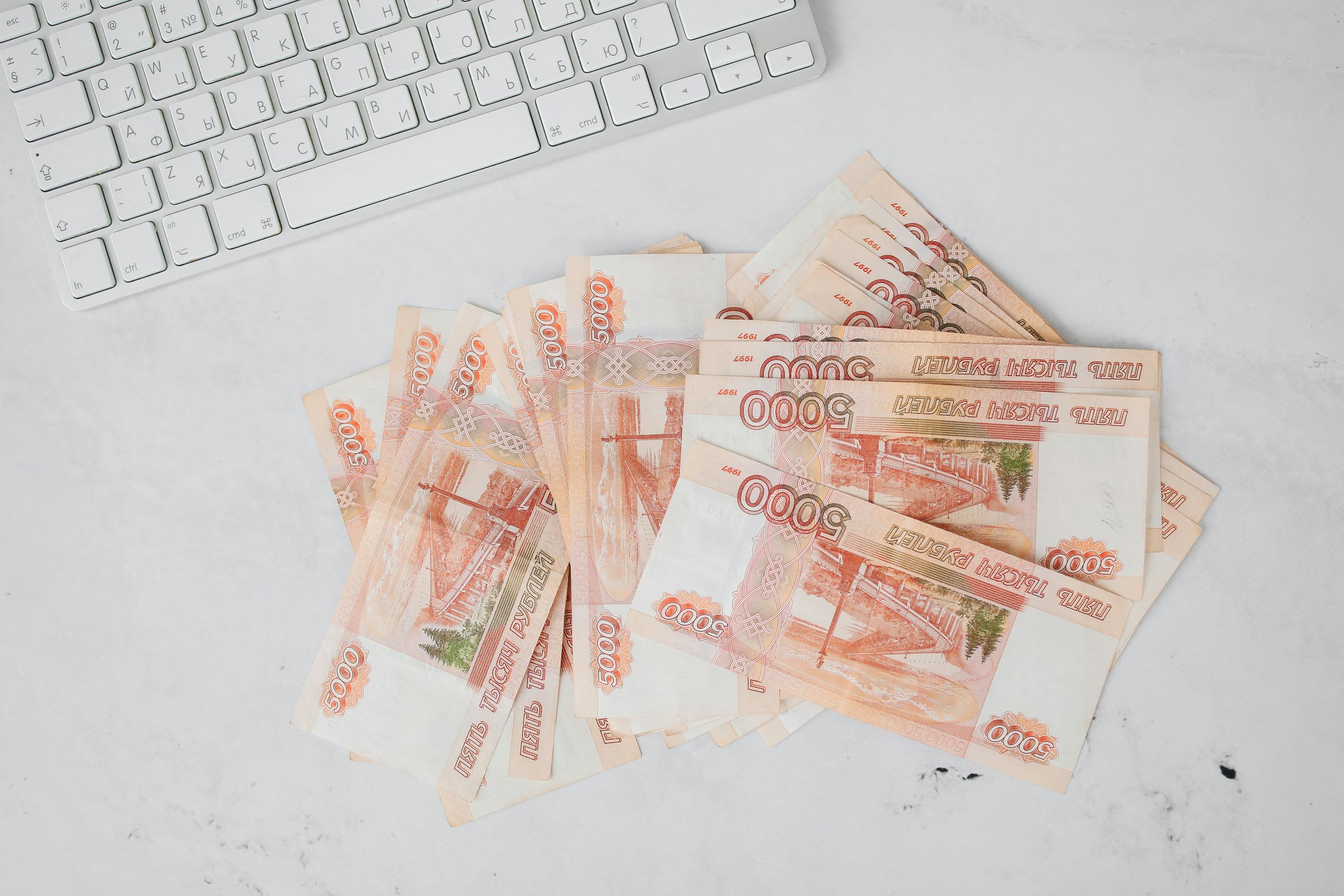 У Росії масово знімають готівку: за квітень з банків вивели 600 млрд рублів