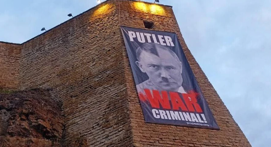 В Естонії 9 травня хочуть вивісити плакат із Путіним в образі Гітлера