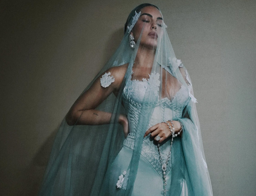 Діамантова вервиця та сукня-оберіг: наречена Роналду перетворила Met Gala на репетицію весілля