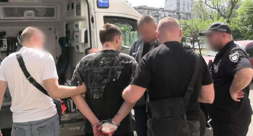 У Києві 22-річний хлопець випав з 11 поверху, тікаючи від нападника-росіянина