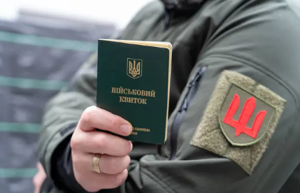 У Хмельницькому чоловік у камуфляжі прийшов до ТЦК з битою