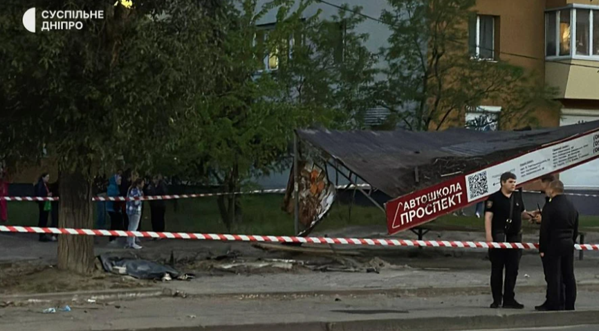 У Дніпрі автівка врізалась у транспортну зупинку: загинула жінка, є поранені