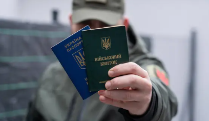 У Львові перехожі розтрощили машину ТЦК під час мобілізації чоловіка