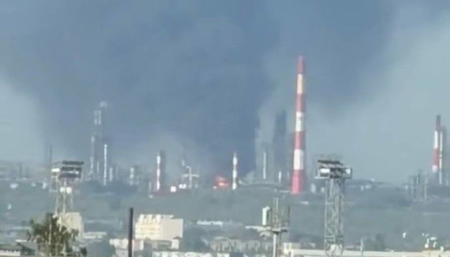 У росії після атаки дронів загорівся Сизранський НПЗ