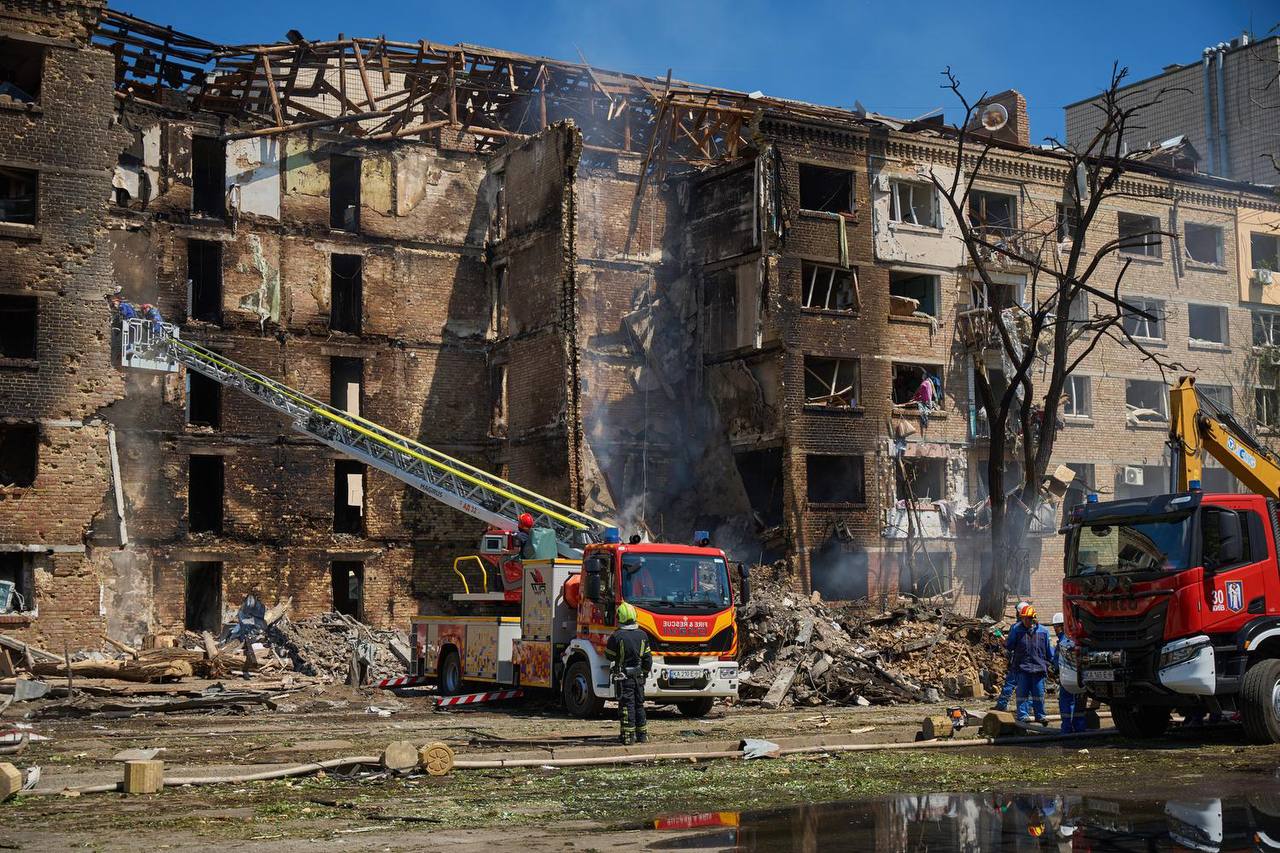 Зеленський оприлюднив наслідки нічної атаки: близько 100 постраждалих