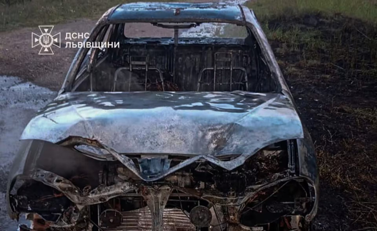 Смертельна пожежа на Яворівщині: у палаючому авто виявили загиблого