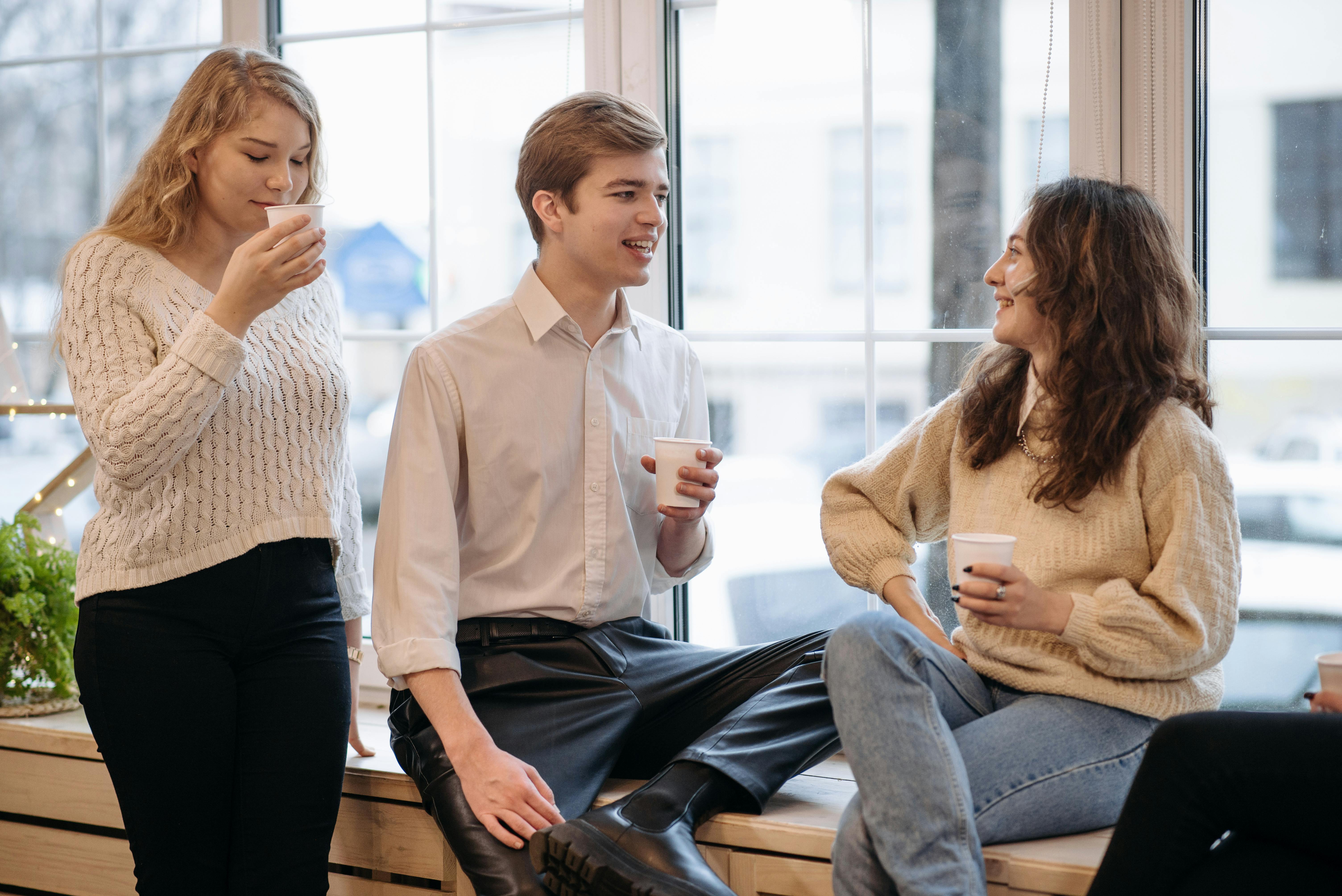 «М’яке спілкування» набирає популярності: що таке soft socializing і чому люди відмовляються від галасливих зустрічей