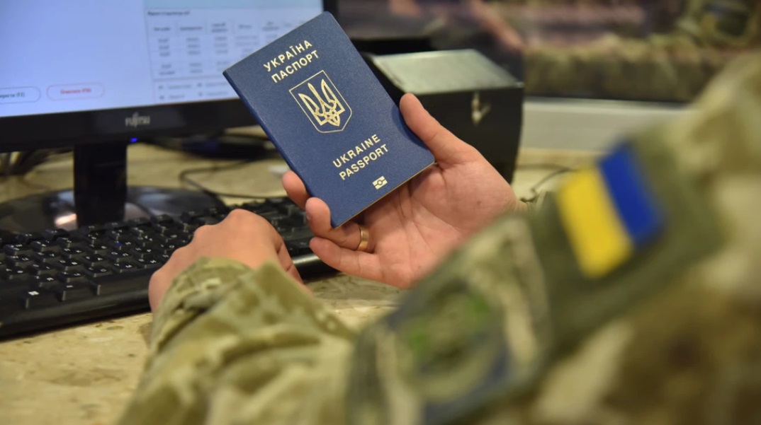 Кого з пенсіонерів не випустять за кордон: юристи назвали перелік обмежень