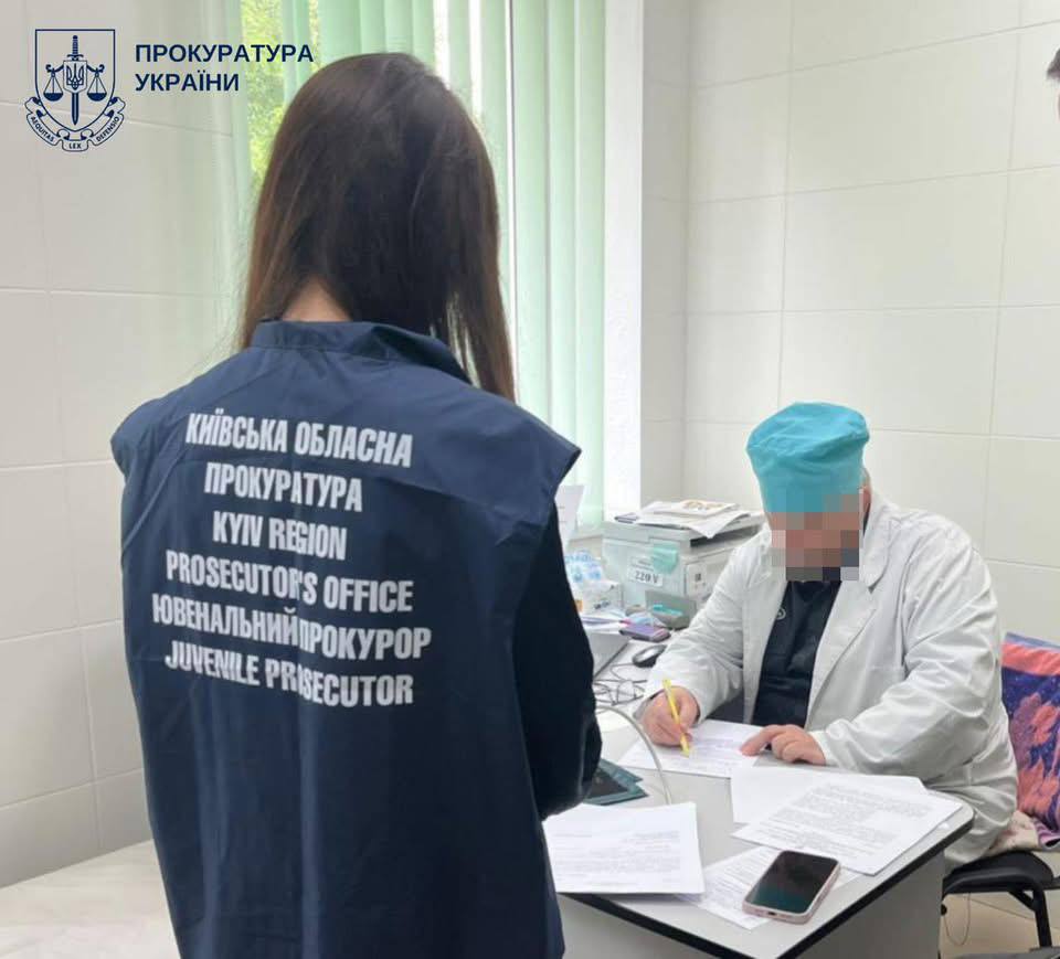 На Київщині лікар отримав підозру через ненадання допомоги 3-річній дитині з хімічним опіком