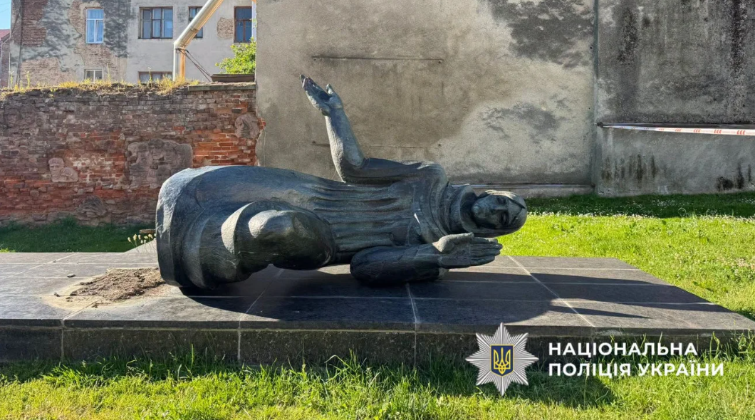 На Львівщині затримали чоловіка, який пошкодив меморіал жертвам німецької окупації