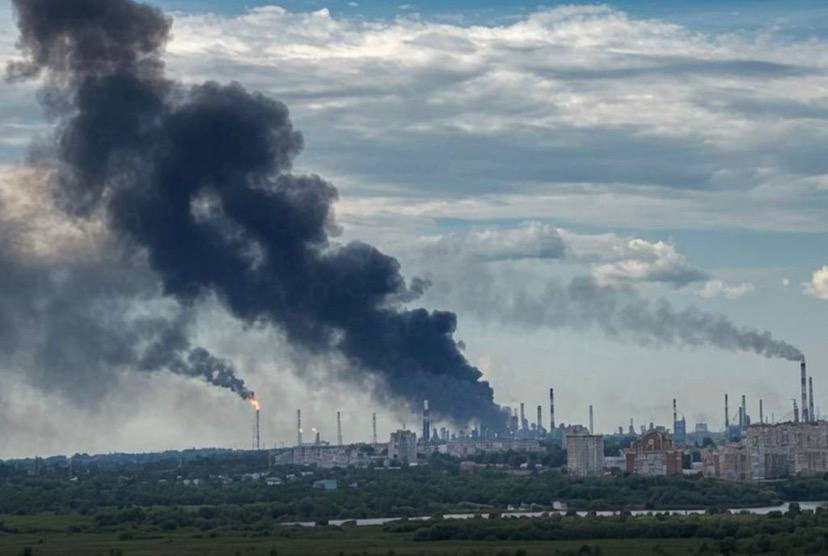 ЗСУ уразили найбільший НПЗ росії в Омську: дрони FP-1 подолали до 3400 км