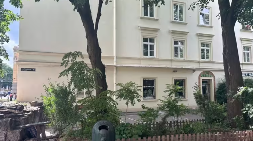 Суд у Львові зобов'язав власницю квартири замінити пластикові вікна й двері на автентичні заголовок