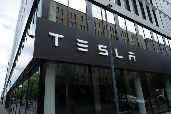 Tesla відклала масове виробництво Cybercab, Semi та Megapack через масштабні інвестиції в ШІ