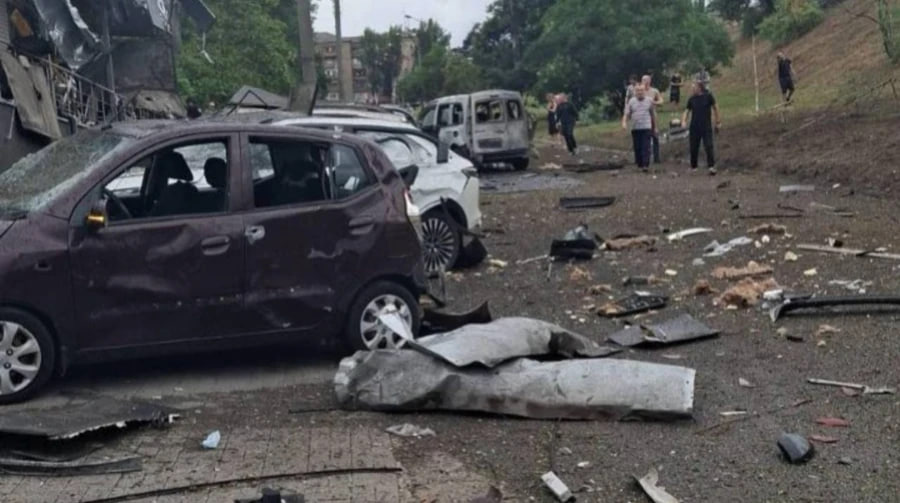 Росія вдарила по багатоповерхівці у Запоріжжі: 18 людей звернулися по медичну допомогу