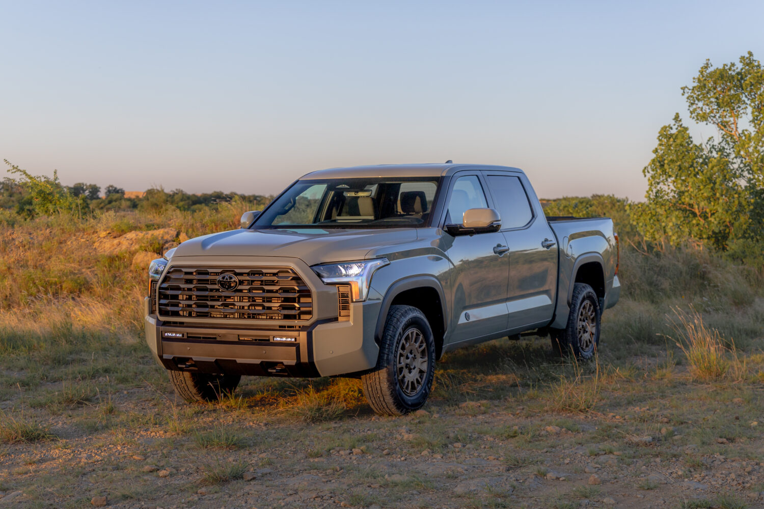 Toyota Tundra 2027: 437 к.с., пакет Trailhunter, гібрид i-FORCE MAX і мультимедіа з 5G