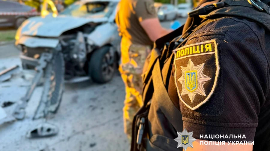 В Одесі під час руху вибухнув автомобіль: водій загинув, пасажирку доправили до лікарні