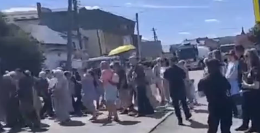 На Львівщині люди перекрили дорогу через спиртзавод