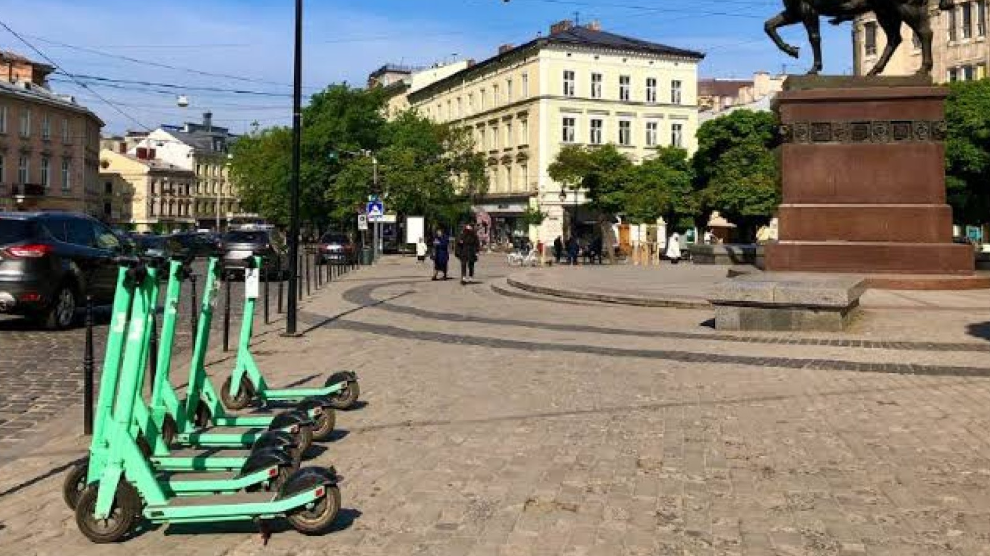 У Львові затвердили офіційні місця для паркування електросамокатів
