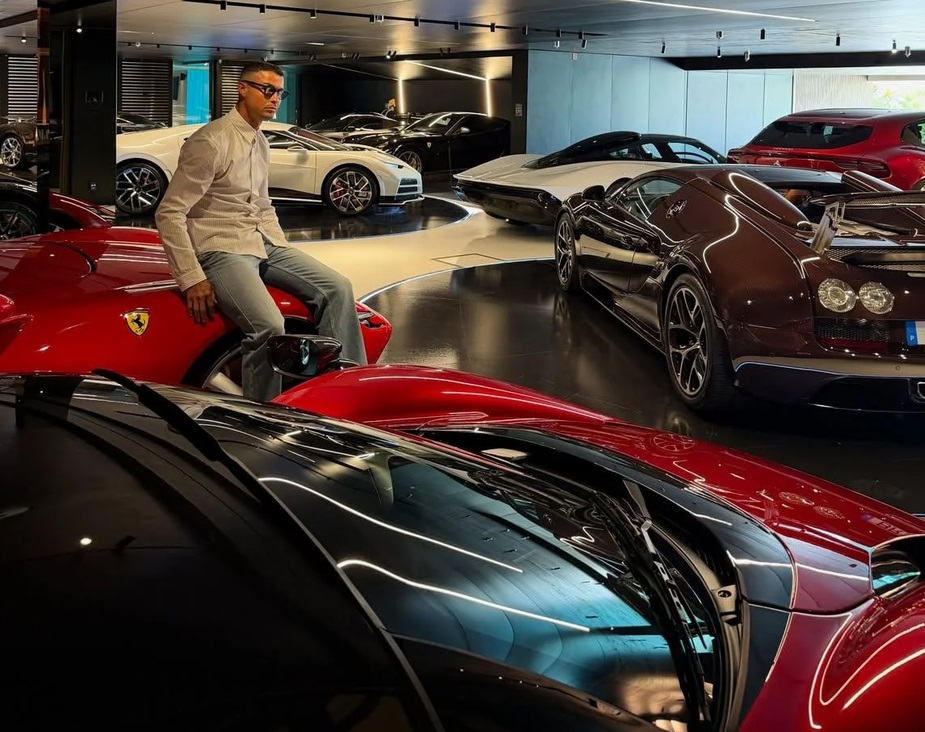 Роналду показав кілька «іграшок» у гаражі: від Mercedes-AMG One за $5 млн до Bugatti Centodieci за $16 млн та купи Ferrari