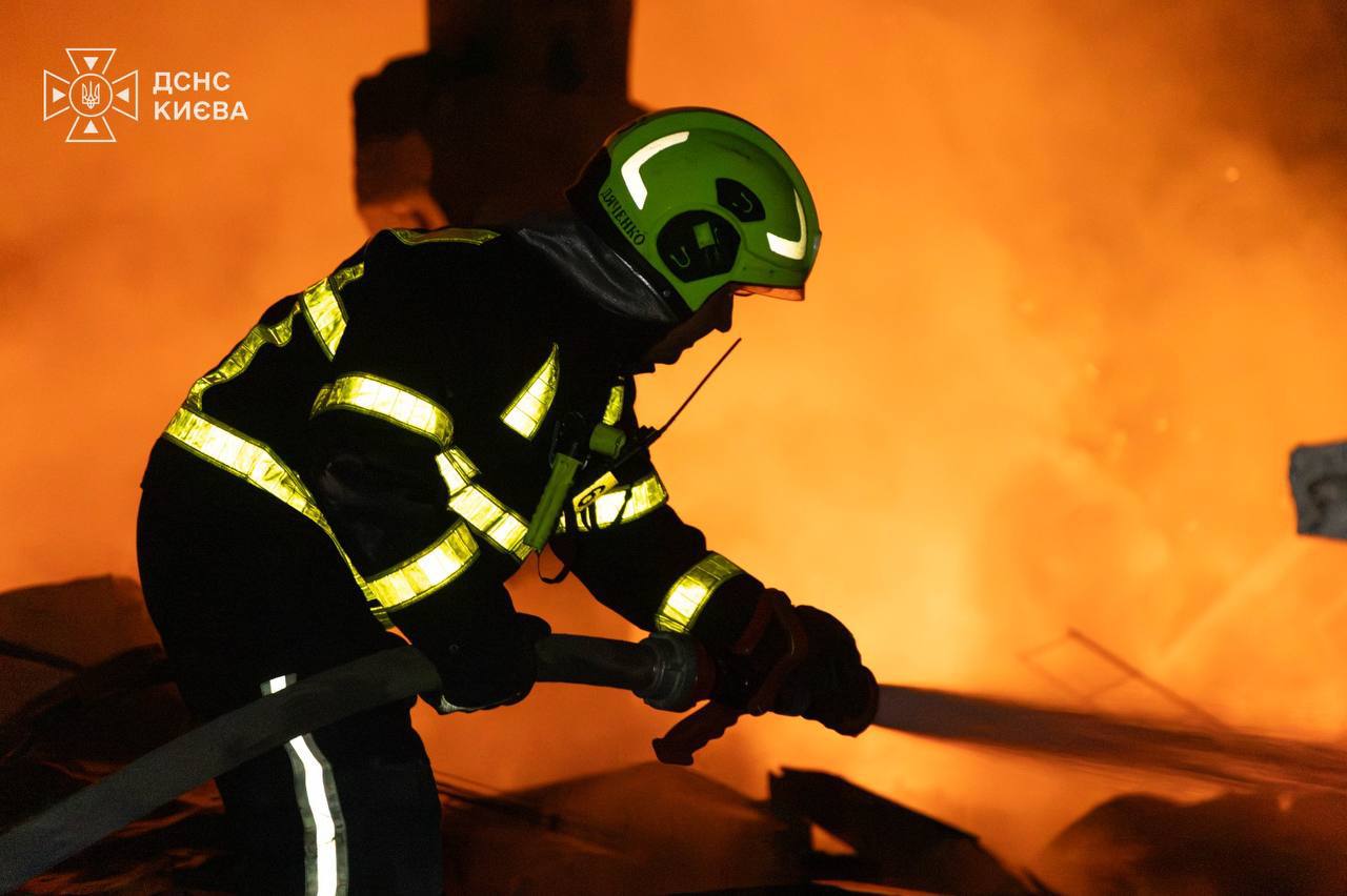 ДСНС показала наслідки нічної атаки на Київ: пошкоджено дитячу лікарню та склад