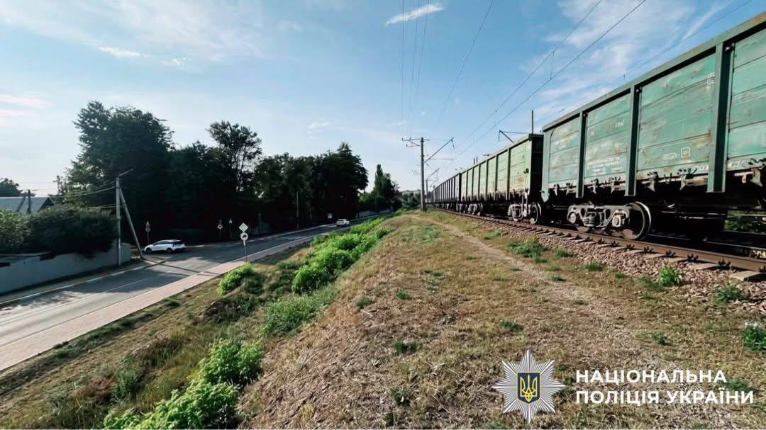 На Київщині вантажний потяг смертельно травмував 14-річного хлопця