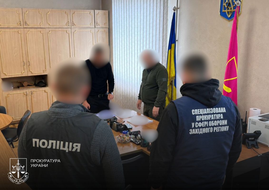 У трьох областях посадовці ТЦК фіктивно мобілізували майже 450 людей