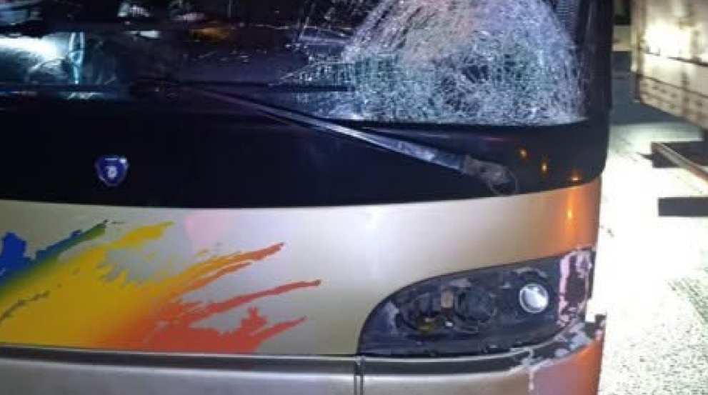 На Львівщині автобус збив пішохода, якого відкинуло під колеса двох вантажівок - чоловік загинув