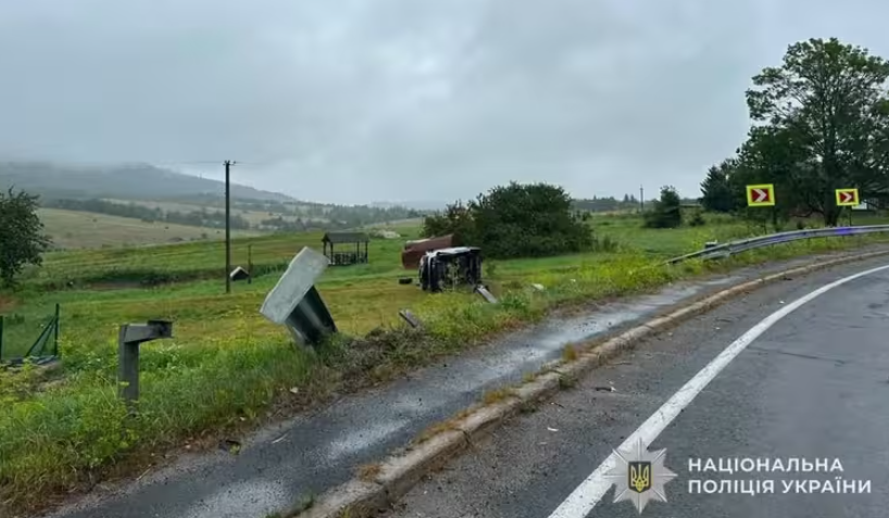 На Львівщині перекинувся мікроавтобус: п’ятеро травмованих, серед постраждалих двоє дітей