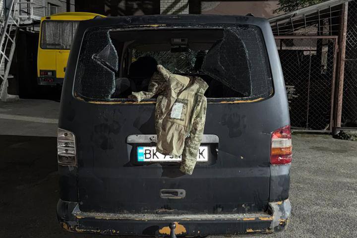 У Луцьку близько 30 людей напали на військових ТЦК та розтрощили службове авто