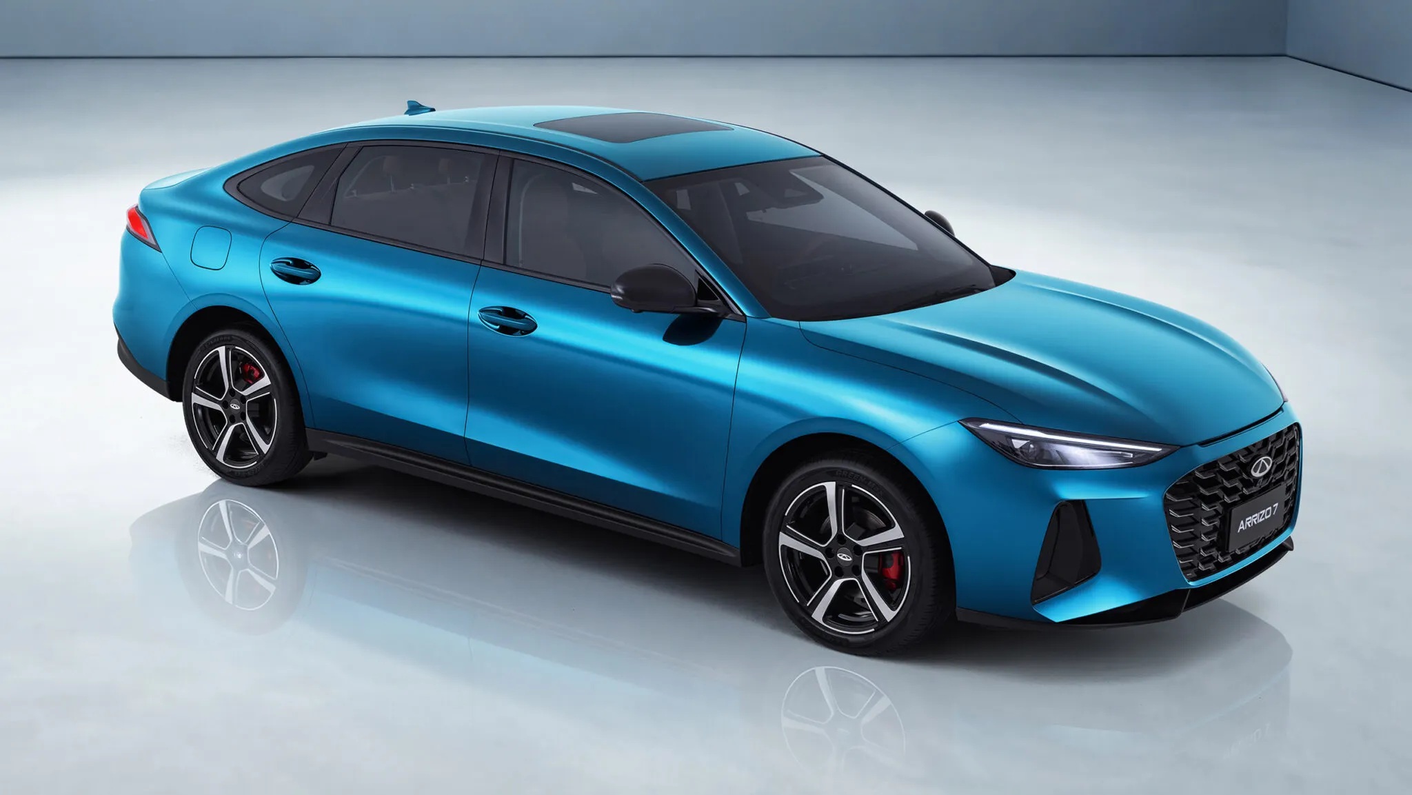 Із витратою 0,65 л\100 км та 1700 км ходу: седан Chery стартує від $15 000