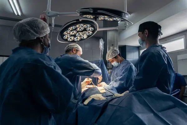Через помилковий діагноз жінці видалили дев’ять органів: лікарі боролися за її життя