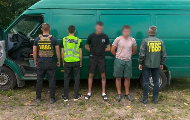 На Вінниччині чоловіків намагалися незаконно переправити за кордон у схованці серед бананових ящиків