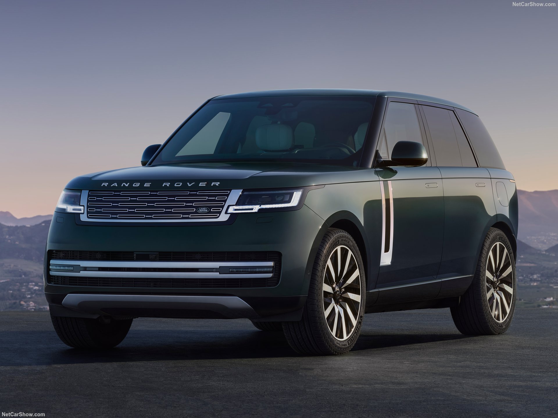 Перший електричний Range Rover: 542 к.с., 535 км ходу, швидка зарядка і «позачасова розкіш»
