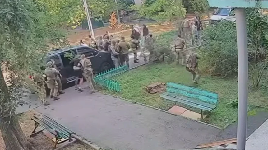 З'явилось відео перестрілки між СБУ та ГУР у Києві