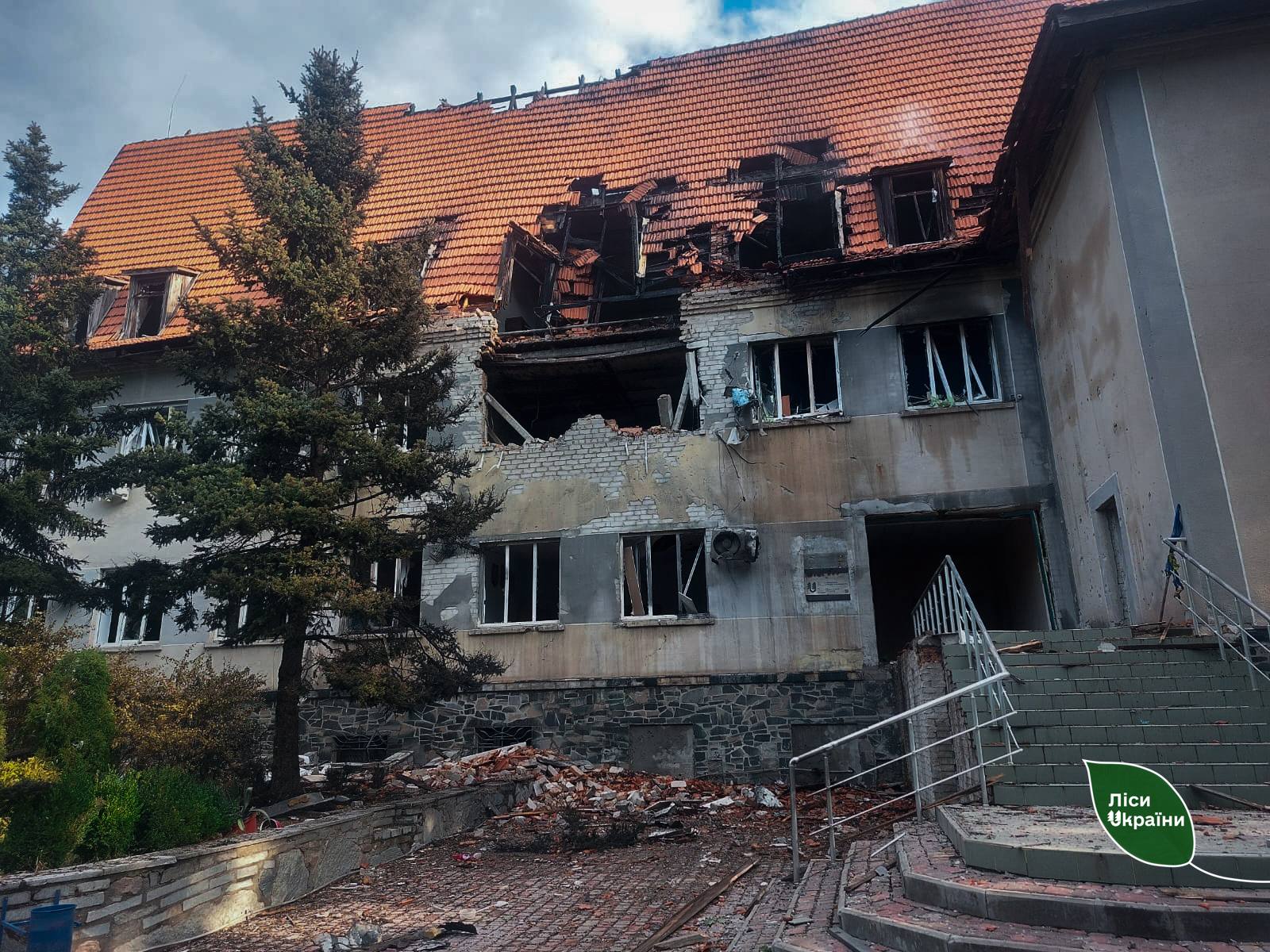 Росіяни вдарили по адмінбудівлі лісництва на Запоріжжі: є значні пошкодження