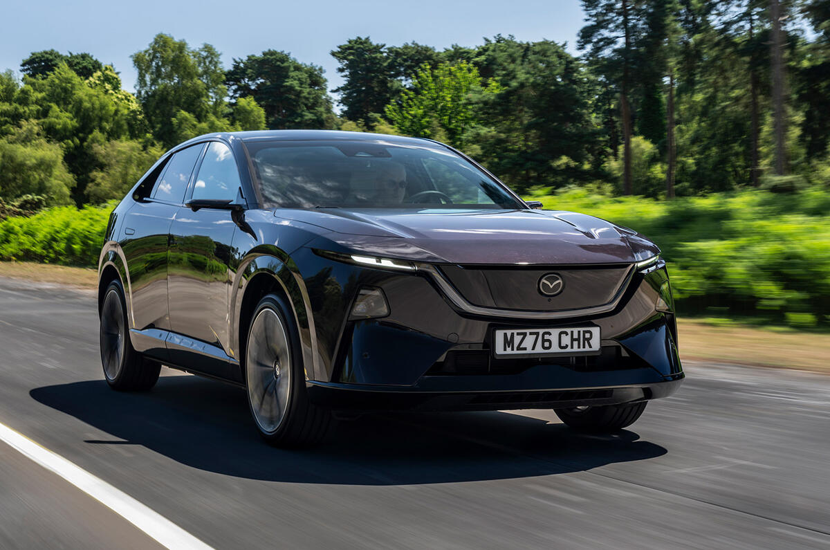 Mazda пропонує Європі електричну CX-6e: без дзеркал, з величезним екраном і дешевшу за Audi Q6 E-tron та BMW iX3