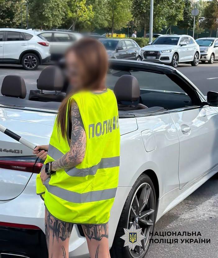 Блогерка з Києва знімала відео у жилеті з написом «Поліція»: їй загрожує штраф до 34 тисяч гривень