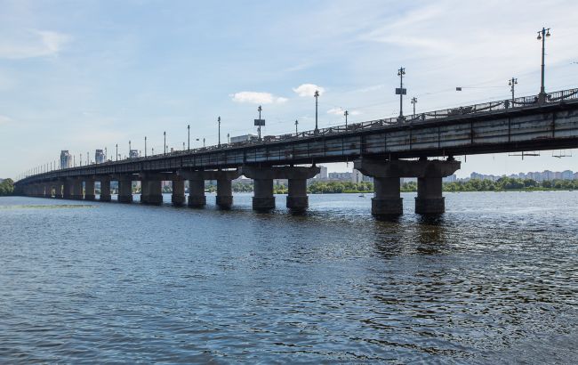 У Києві змінили рух метро та двох автобусів через перекриття Південного мосту