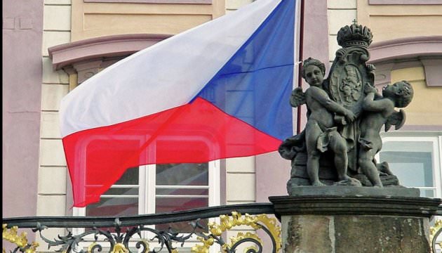 Виплати українським біженцям у Чехії зменшать удвічі, а вимоги стануть жорсткішими