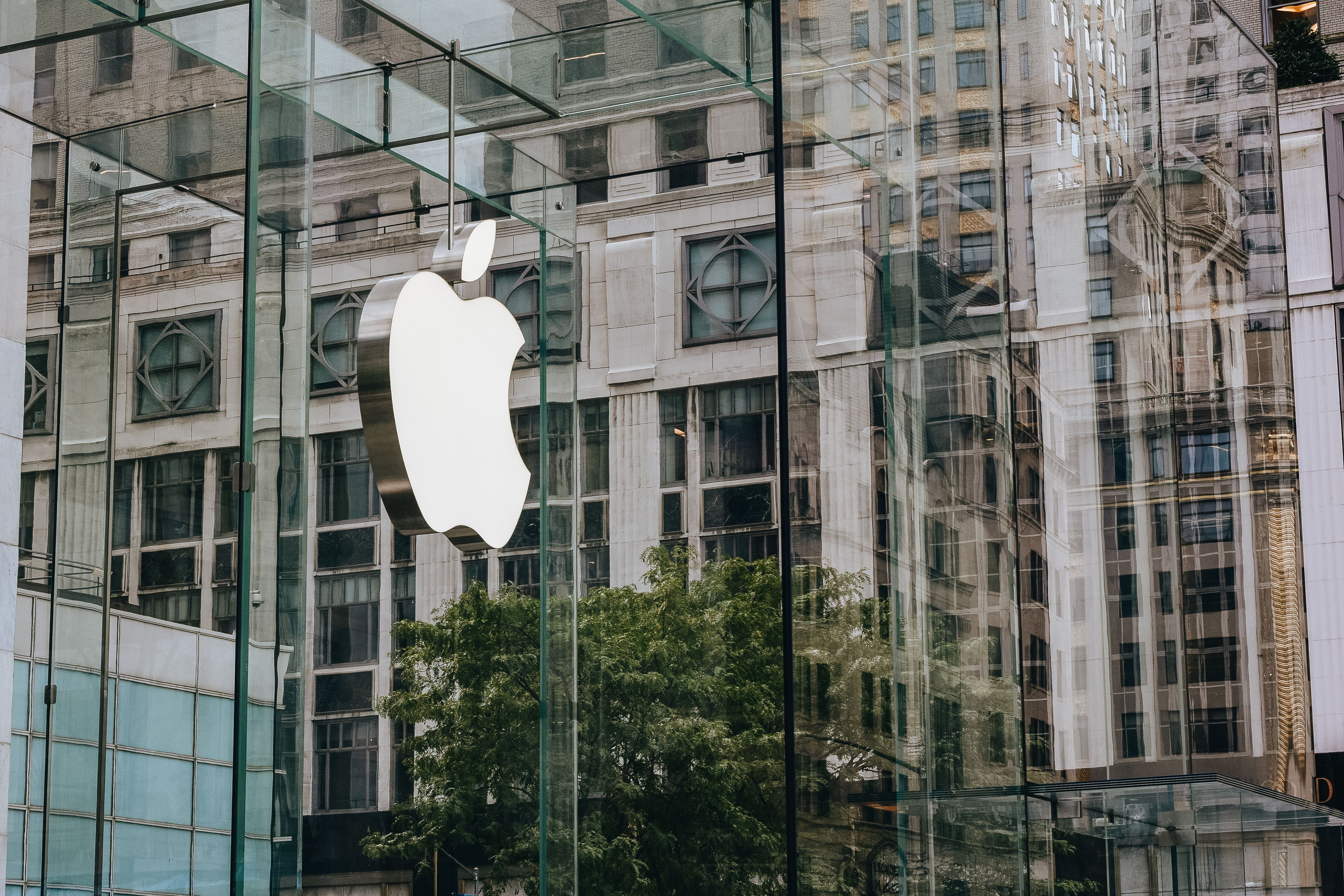 Apple представила MacBook Pro із сенсорним екраном і підсвічуваним логотипом