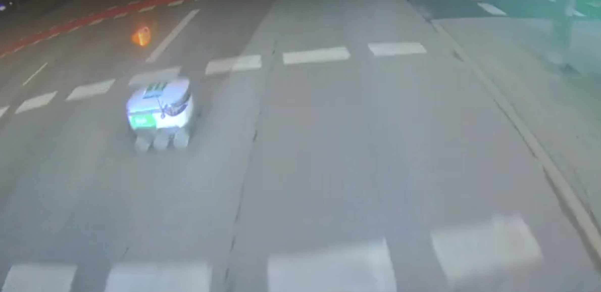 В Естонії робот-доставник спричинив ДТП з автобусом і втік з місця аварії