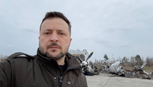 Зеленський звернувся до українців з аеропорту Гостомеля (ВІДЕО)