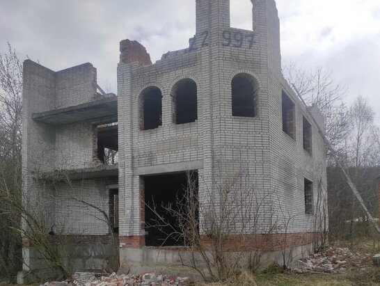 На Львівщині на чоловіка впала стіна закинутого будинку (Відео)