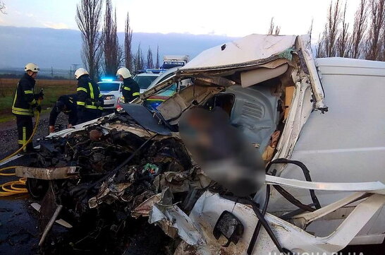 Автобус з тілами померлих від COVID-19 потрапив у ДТП: водій загинув (фото, відео)