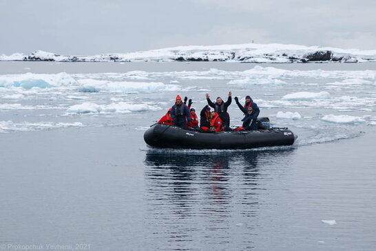 Українська експедиція прибула в Антарктиду на станцію "Академік Вернадський"