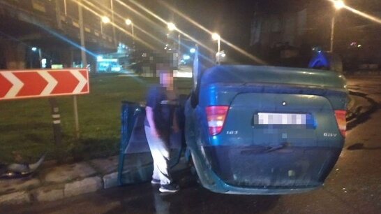 У Львові п’яний водій, який їхав за пивом, перекинув автомобіль на кільці (відео)