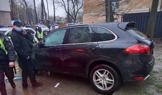 У Львові п'яний чоловік протаранив три автівки та помочився на авто поліцейських (фото)