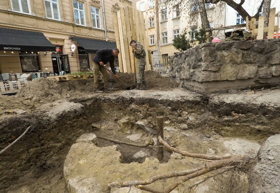 У центрі Львова археологам вдалося відкопати старовинну криницю (відео)