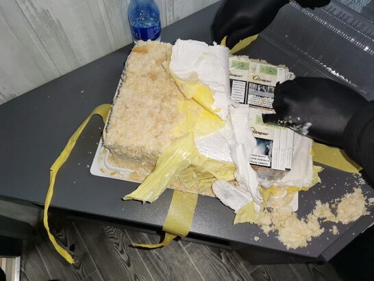 На кордоні з Румунією чоловік намагався перевезти контрабанду у торті "Наполеон" (відео)