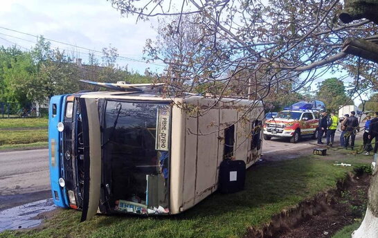 Постраждало 4 пасажирів: на Рівненщині перекинувся автобус (фото)